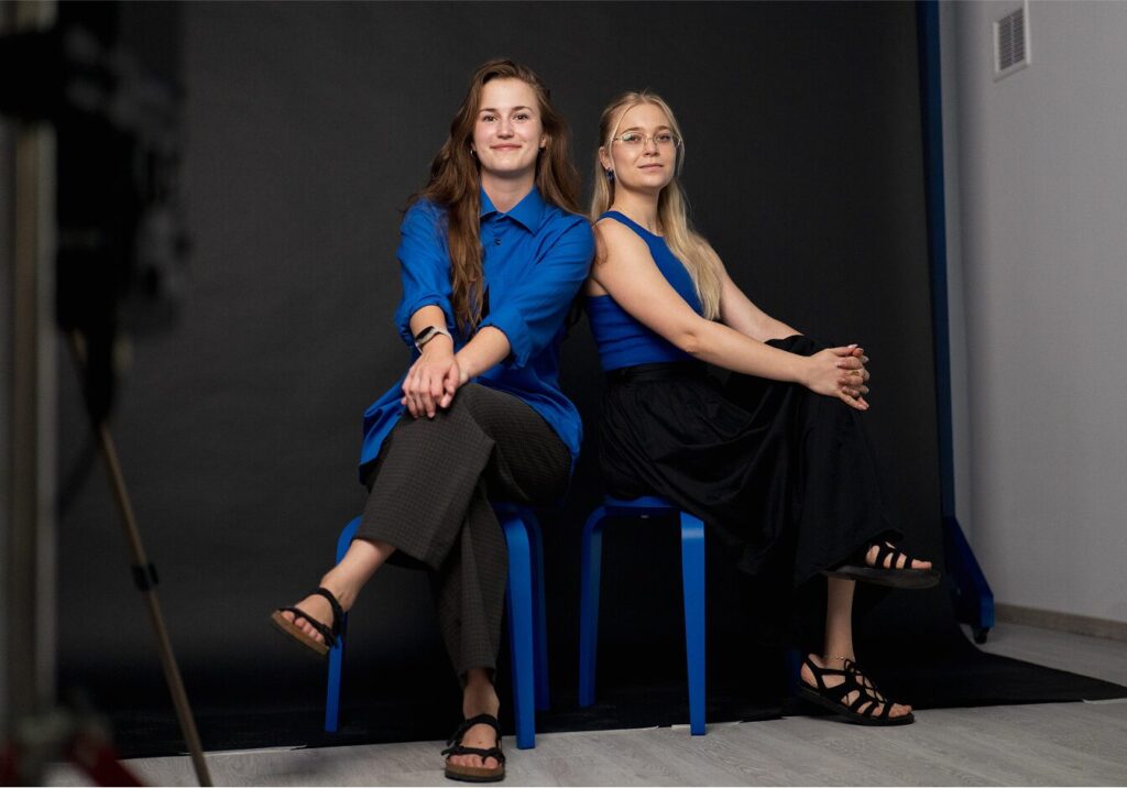Fondatoarele Studio HEX, Aliz și Krisztina, într-un spațiu creativ primitor